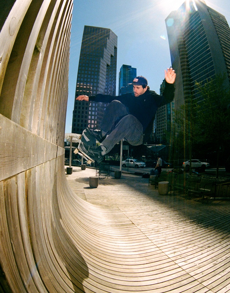 Rick McCrank, membre de l’équipe Vans Skate, fait un ollie depuis un mur au centre-ville, portant des chaussures Skate Old Skool noires.