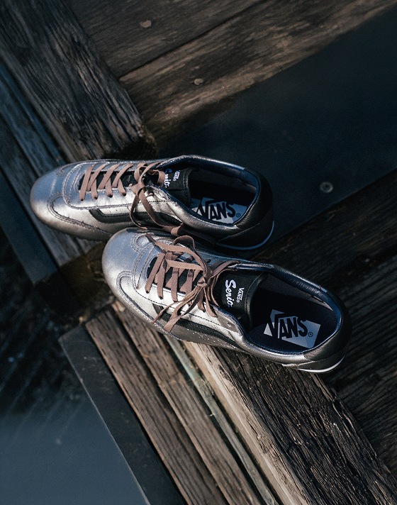 An overhead shot of the gunmetal gray Premium Super Lowpro on a boat dock.