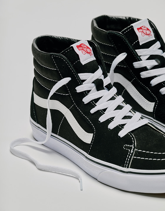 Close-up on the black and white Sk8-Hi in a photography studio.