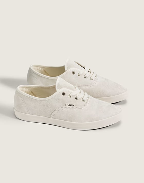 Une paire d’Authentic ALMD blanches dans un studio photo.
