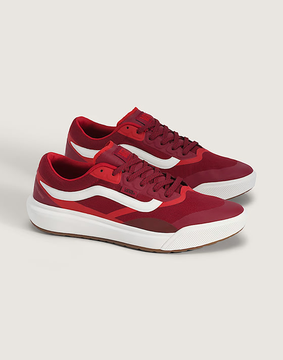 Une paire d’UltraRange 2.0 rouges et blanches dans un studio photo.