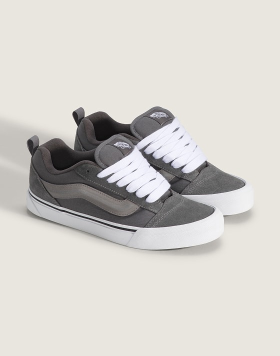 Une paire de Knu Skool gris étain dans un studio photo.