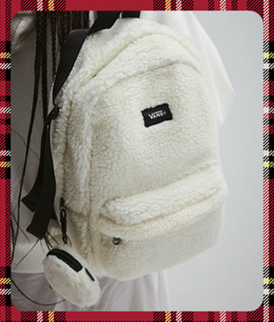 Gros plan sur la texture duveteuse du mini sac à dos Old Skool blanc guimauve.