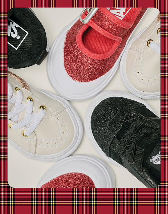 Une photographie entourée d'une bordure de vacances à carreaux d'une photo aérienne de styles de chaussures pour enfants scintillantes dans un studio de photographie.