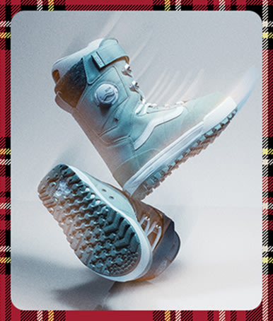 Une image floue en mouvement du modèle Luna Pro lancé dans un studio photo.