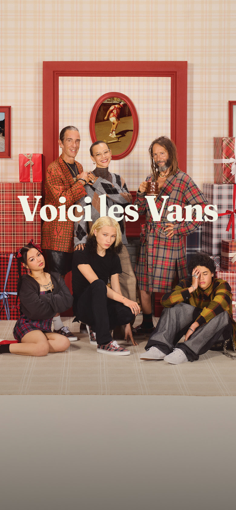 Une distribution éclectique de planchistes, d’influenceurs, de musiciens et d’artistes pose pour une photo sur le plateau d’une comédie de situation, entourée de cadeaux.