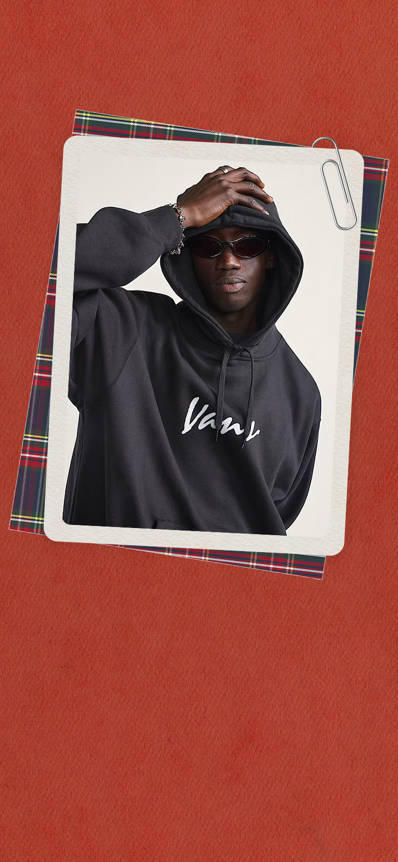 Une image d’un homme portant un chandail à capuchon Vans et une autre du modèle bleu Super Lowpro sur un fond rouge festif, avec un bouton indiquant “Rabais supplémentaire de 40 % sur les styles en solde