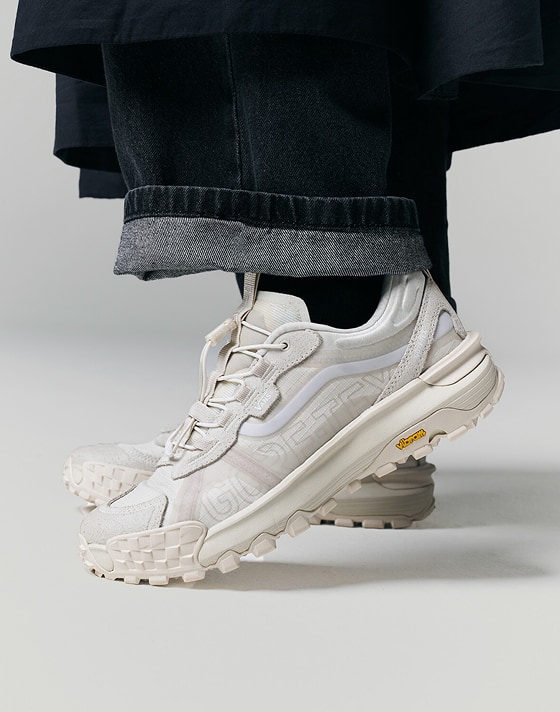 Close-up of the white Crosspath XC GORE-TEX in a photography studio.