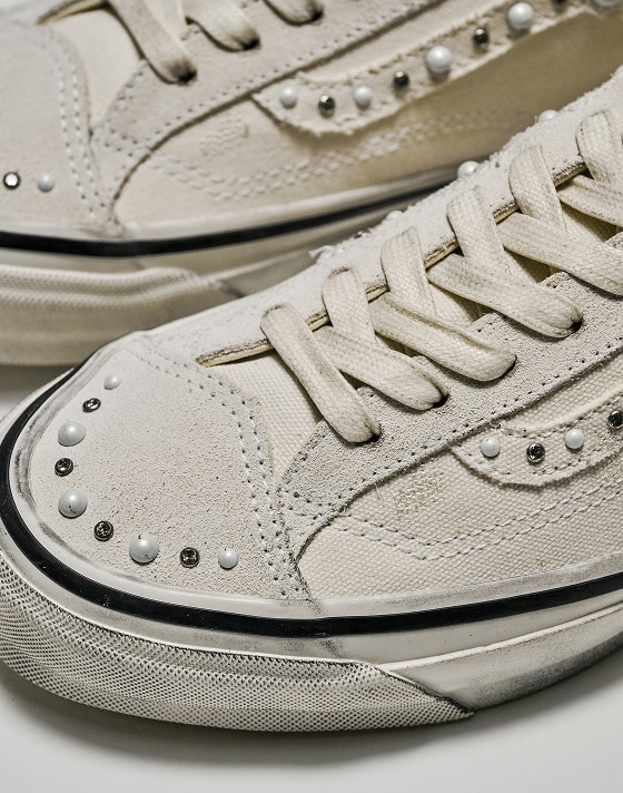 Close-up on the pearlized details on the white Premium Old Skool 36 Pearlized.