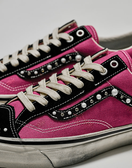 Close-up on the pearlized details on the black and magenta Premium Old Skool 36 Pearlized.