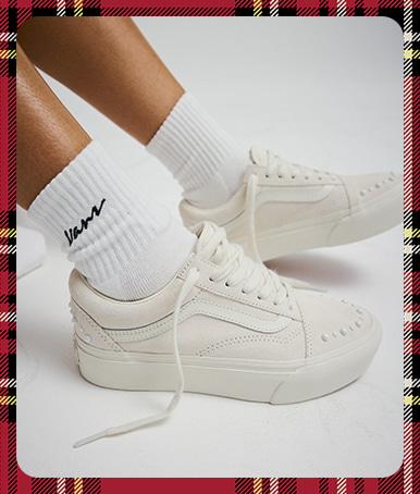 Close-up on the pearlized details on the white Premium Old Skool 36 Pearlized.