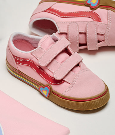 A pair of gum pink Little Kids Old Skool V Shoe from the Vans Valentine’s Day Collection.