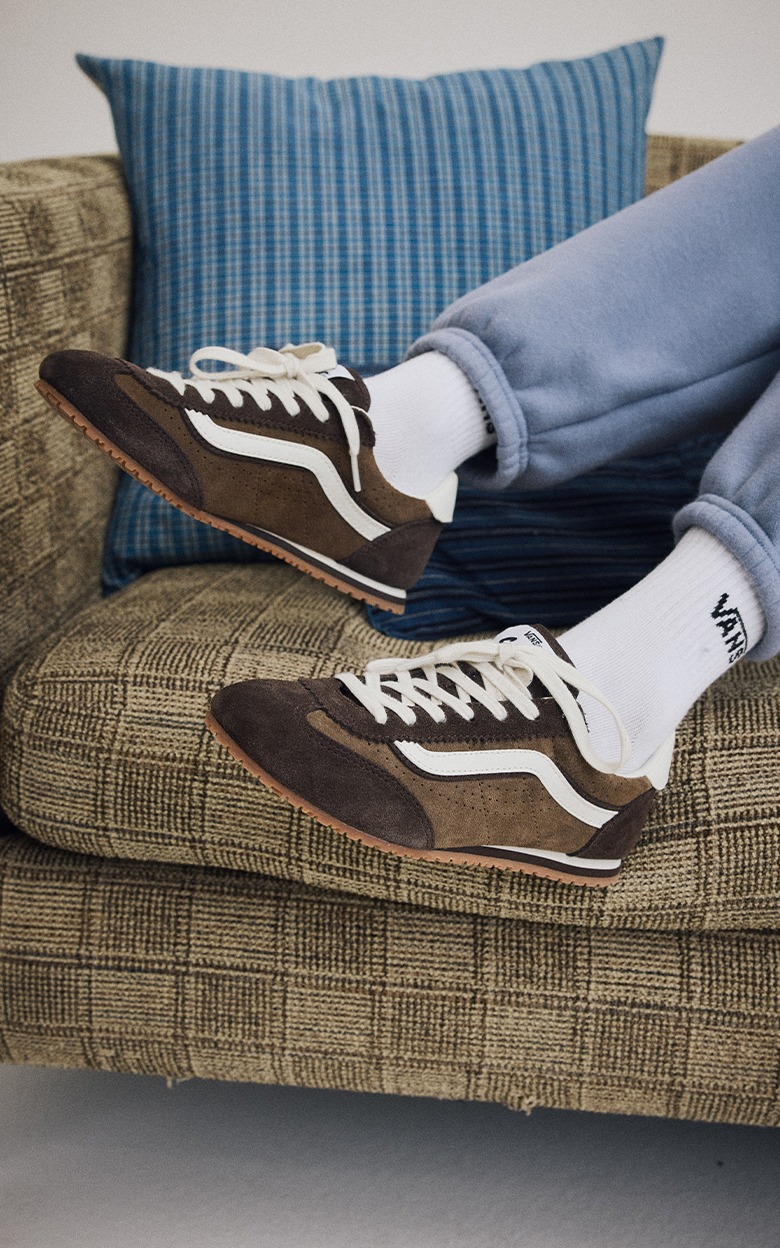 Un GIF de jeunes femmes portant les Super Lowpro brunes, les Skate Loafer noires et de nouveaux modèles de vêtements.