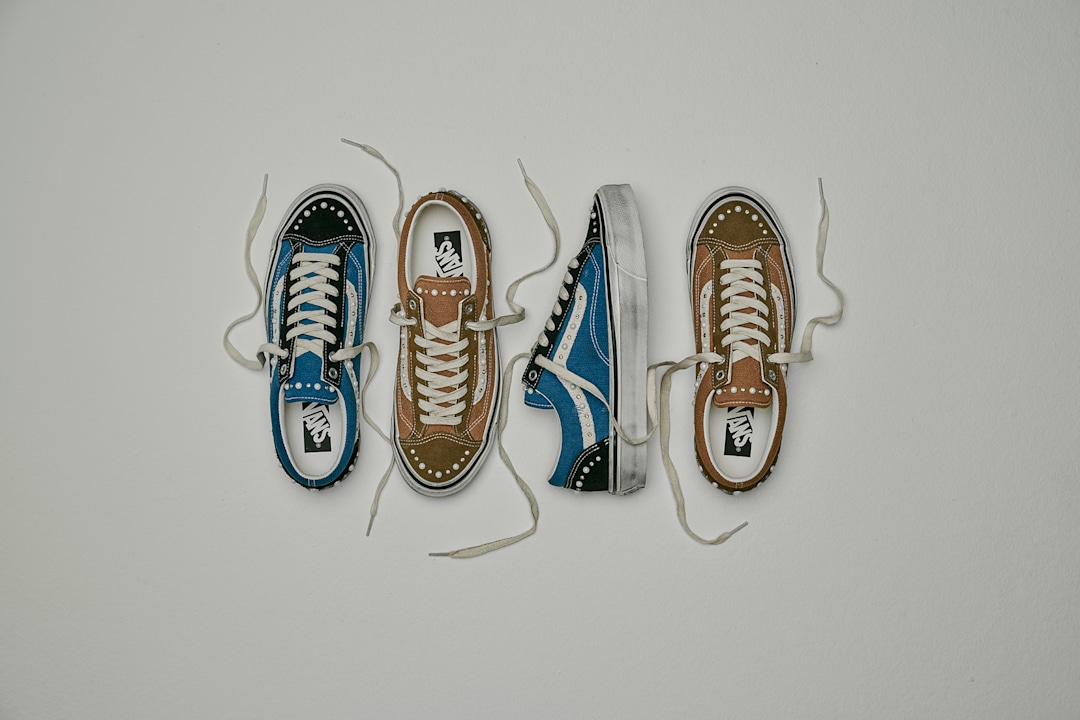 Photo from above of Vans Old Skool™ 36 Pearlized brown and navy.