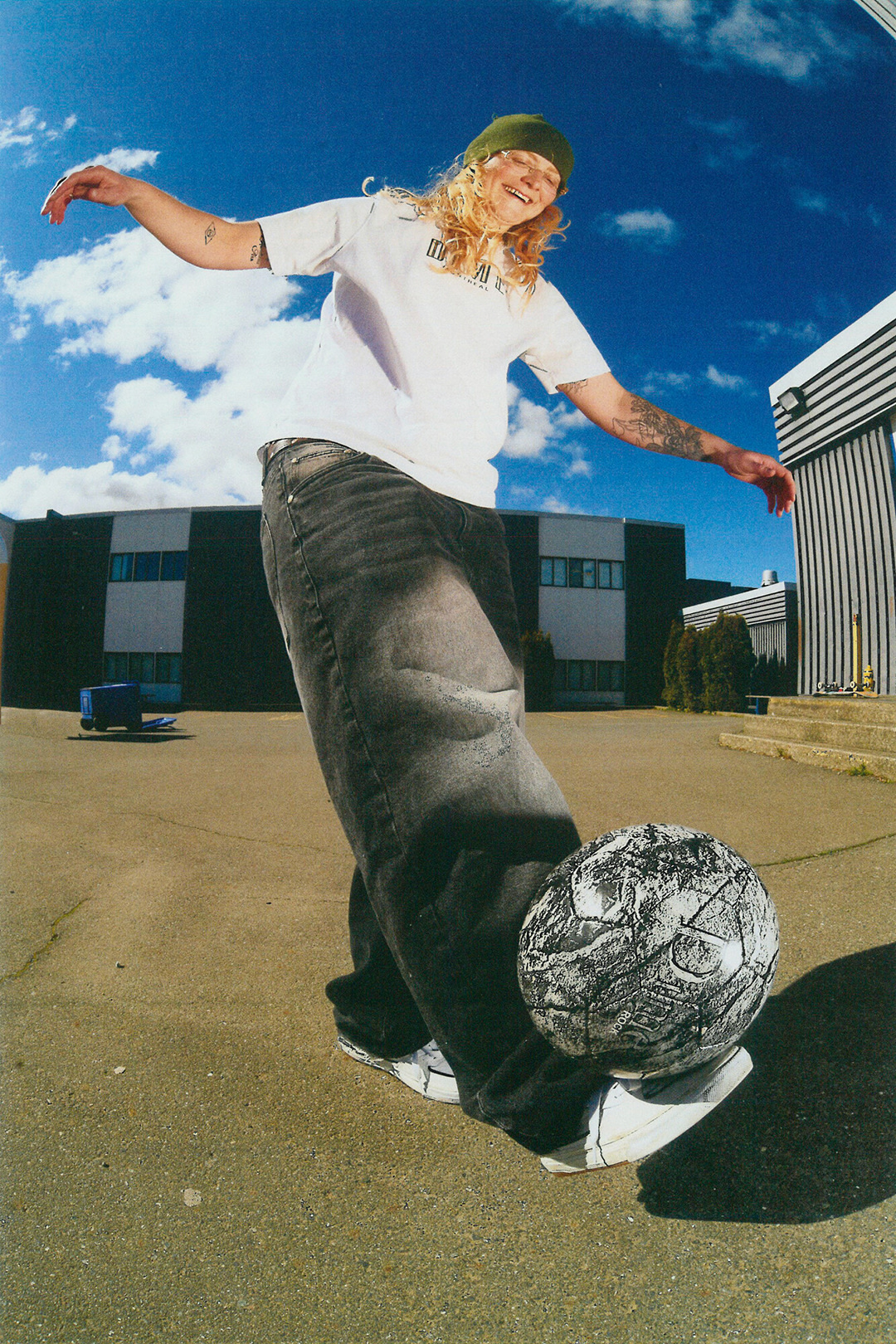 Image of Skatebaorder Una Farrar with a soccerball balanced on her foot.