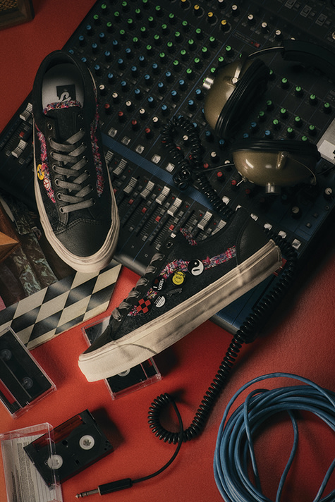 Close up image of the Vans Souvenir shoes in the Faded Black colorway.