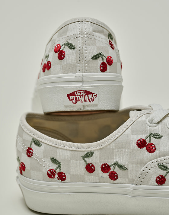 Close-up on the cherry fruit details on the Authentic.