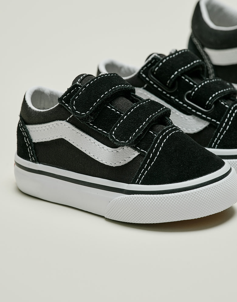 Close-up on a pair of black and white Old Skool V.
