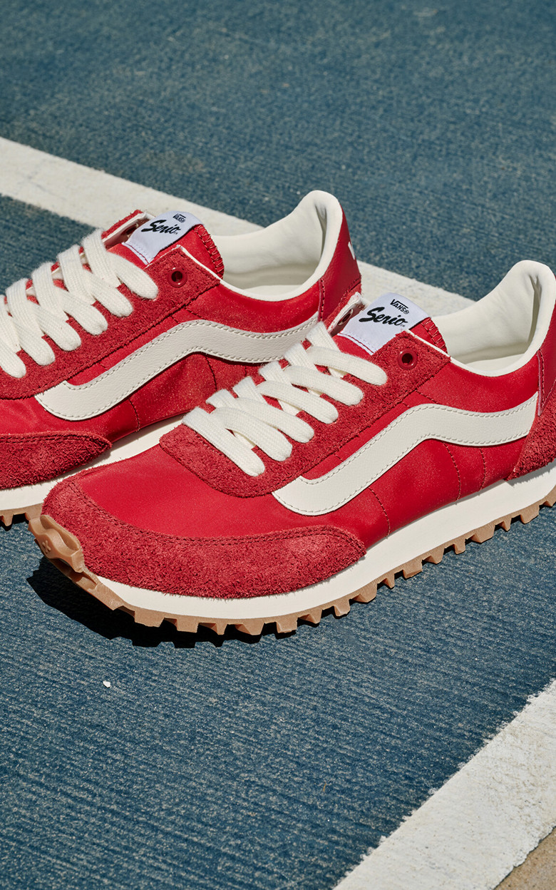 Close up of the Premium Style 152 in Chili Pepper / Bordeaux Red outside in the sun resting on a court.