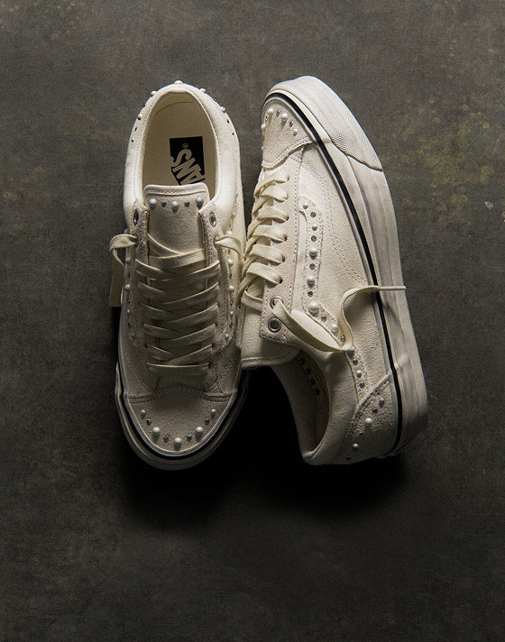 An overhead shot of the marshmallow Premium Old Skool 36 Pearlized colorway on a concrete floor.