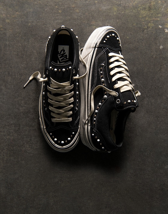 An overhead shot of the black and marshmallow Premium Old Skool 36 Pearlized colorway on a concrete floor.