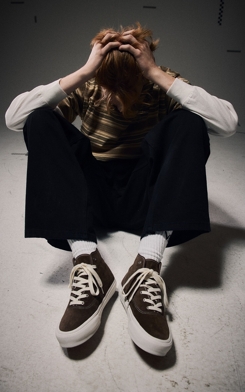 Image divisée. À gauche : la chaussure Authentic Hi 2.0 en brun cacao vintage. À droite : une personne portant une chemise à manches longues, un pantalon noir et ces chaussures.