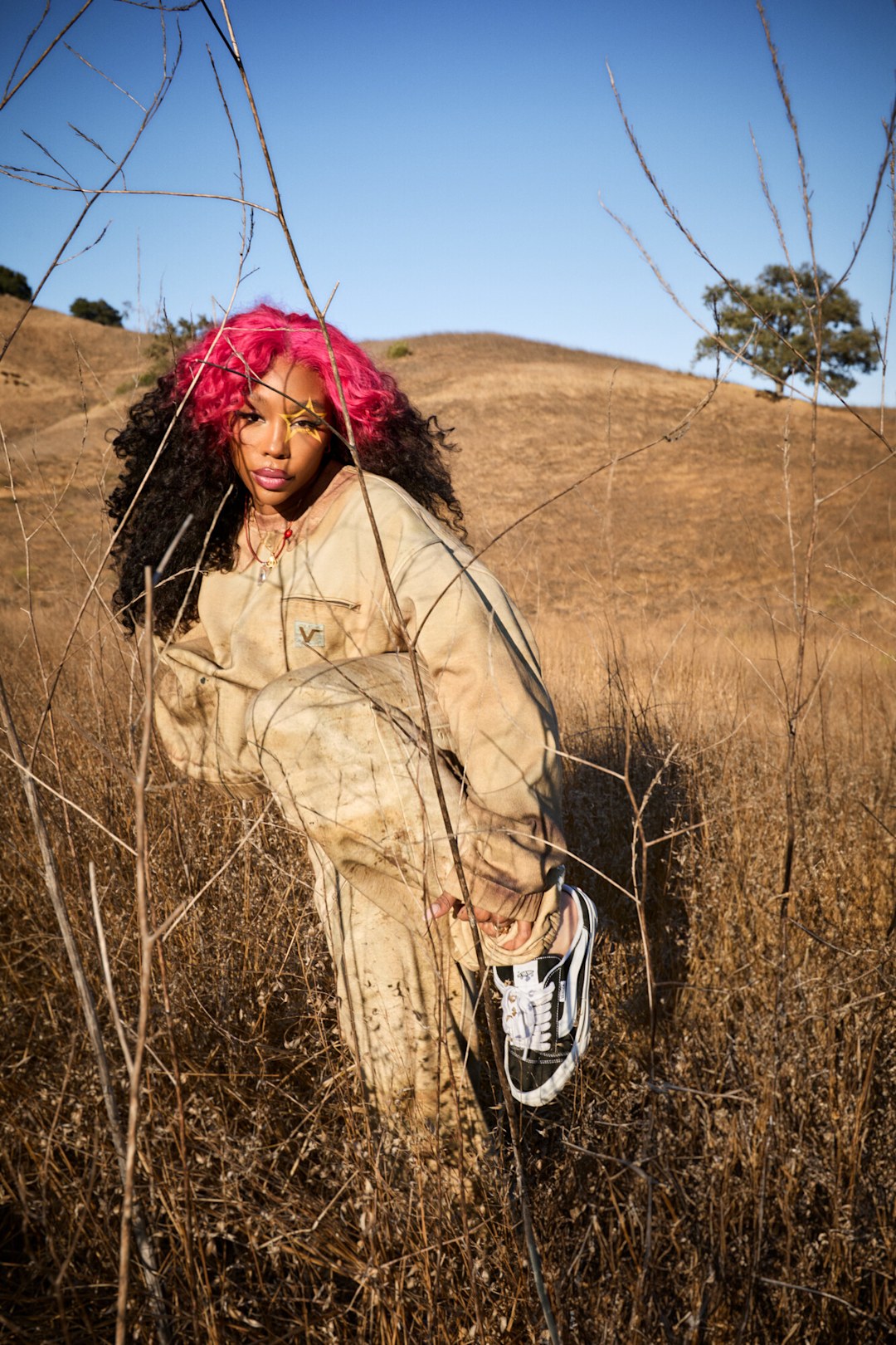 SZA in an open environment wearing Vansza Workwear Trompe L'Oeil Fleece Set and Vansza Knu Skool Mule.