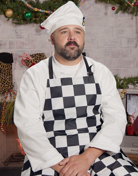 Une photo prise lors d'une interview du célèbre chef Laurent Dagenais, assis près d'une cheminée.
