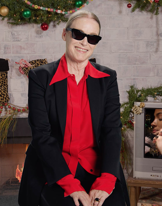Une photo prise lors d'une interview de l'icône de la mode Lisa Love, assise près d'une cheminée.