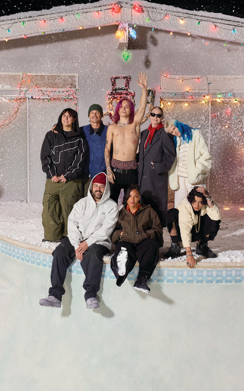 Les acteurs de la saison 2 de « Meet the Vans » posent à côté d'une piscine vide, avec de la neige et des guirlandes de Noël sur la maison en arrière-plan.