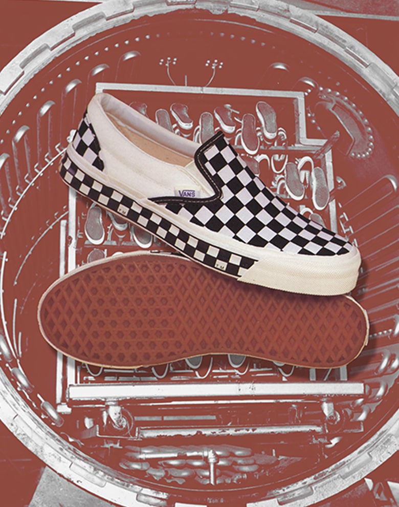 Des Slip-On à motif en damier noir et blanc posés sur un dessin abstrait représentant des chaussures Vans.