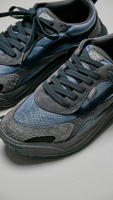 Close-up on the Glacial Slate Blue and Steel Grey UltraRange Neo 2.0.