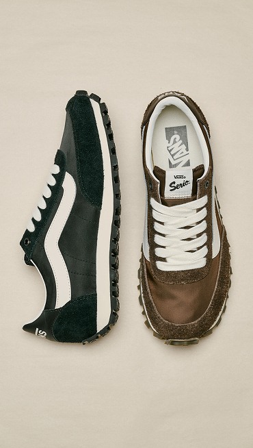 An overhead shot of the black colorway and the demitasse brown colorway of the Premium Style 152.