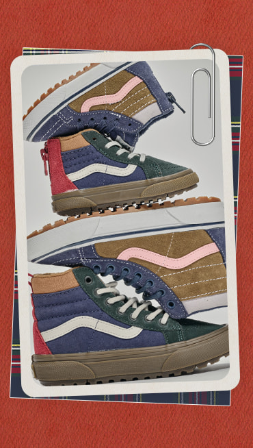 Une photographie entourée d’une bordure rouge des Fêtes, mettant en vedette des Sk8-Hi pour enfants en blocs de couleur empilés verticalement dans un studio photo.