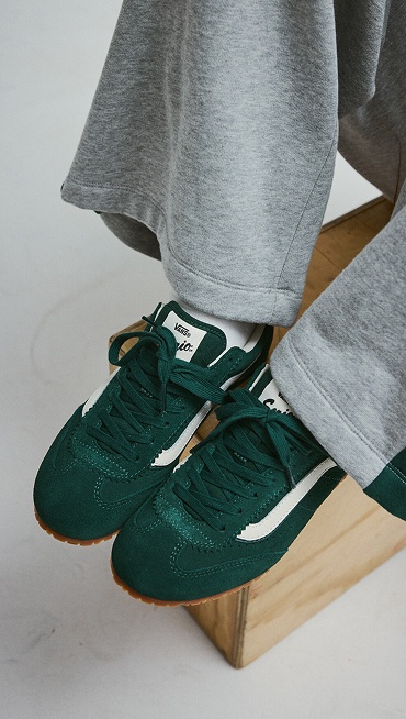 An overhead shot of someone wearing the green Super Lowpro with gray sweat pants.