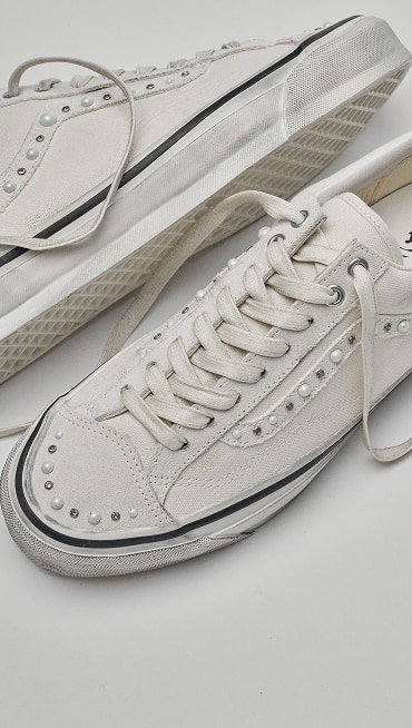 Close-up on the pearlized details on the white Premium Old Skool 36 Pearlized.