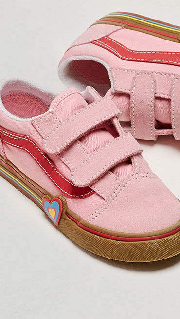 A pair of gum pink Little Kids Old Skool V Shoe from the Vans Valentine’s Day Collection.