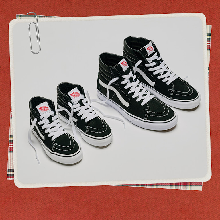 Une photographie entourée d’une bordure rouge des Fêtes, présentant deux tailles différentes de Sk8-Hi noir et blanc dans un studio photo.