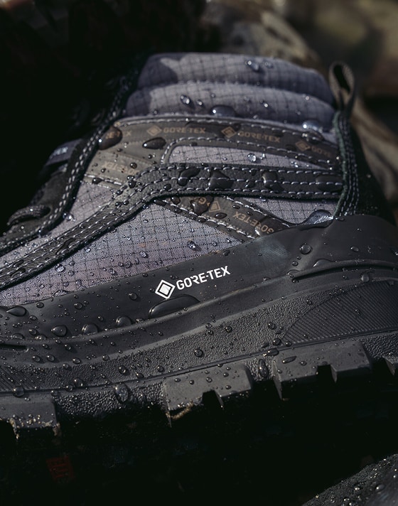 Close-up of the moisture on the surface of the Sk8-Hi GORE-TEX.