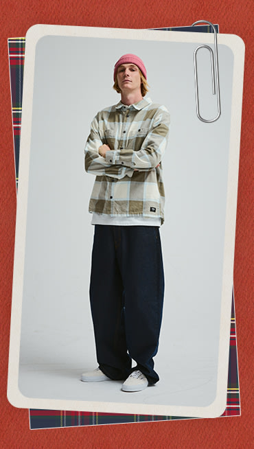 Une bordure rouge des Fêtes entourant l’image d’un jeune homme portant une chemise Larkspur en flanelle couleur colombe et un tricot Authentique blanc. 