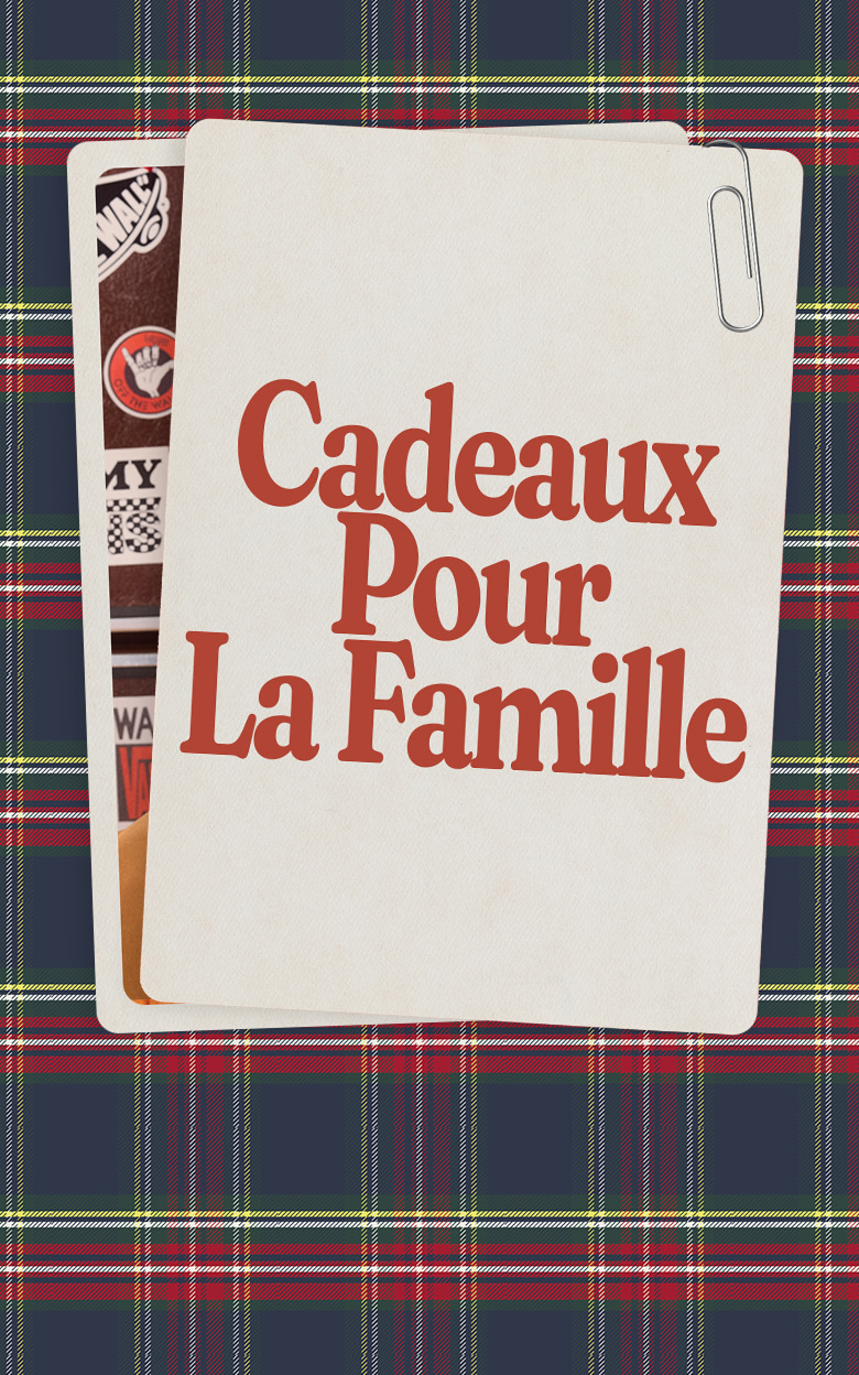 Une carte avec un trombone qui indique : Déballez les économies et les offres à ne pas manquer sur des styles sélectionnés, sur un fond à carreaux des Fêtes.