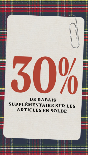 Une carte avec un trombone indiquant « Extra 30 % de rabais sur les styles en solde » sur un fond à carreaux des Fêtes.