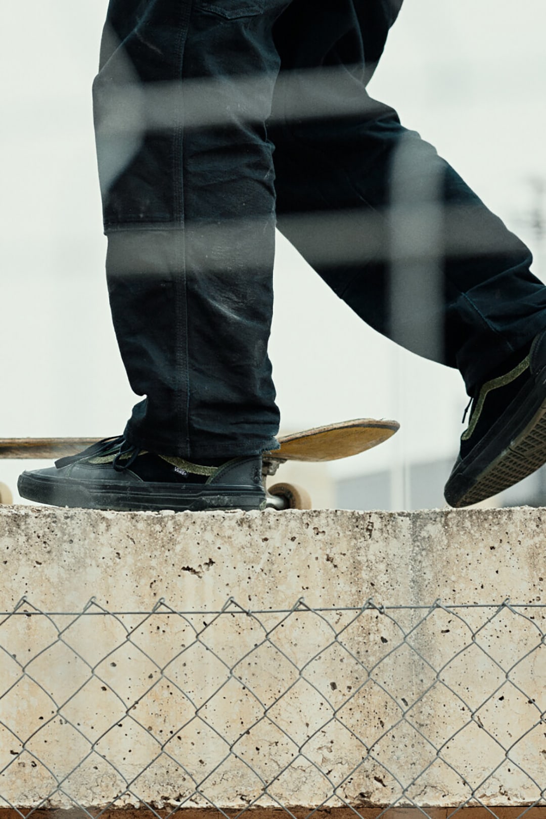 Knee down image of a person with a skateboard wearing the Vans Old Skool Wafflecup™.