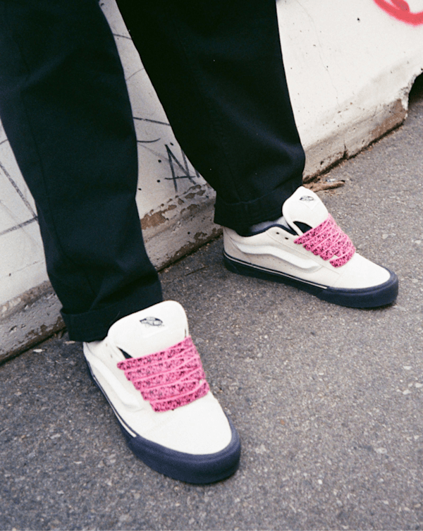 Knu Skool Suede Shoe in White / Pink | Vans