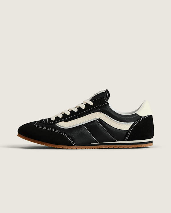 カタログギフトも！ Super Lowpro Shoe in Black | Vans 靴