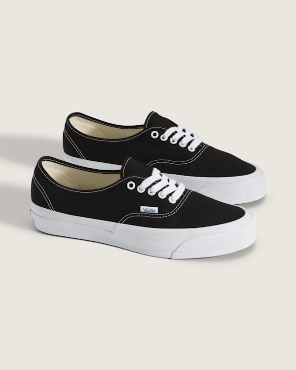 Premium Authentic Shoe in Black / White | Vans