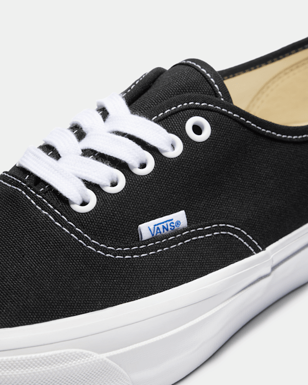 Premium Authentic Shoe in Black / White | Vans