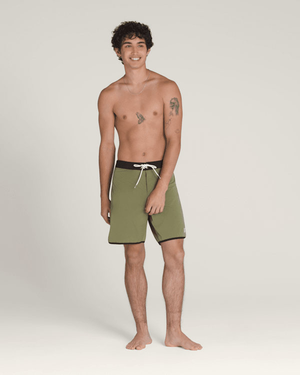 BIKINING　WENTER Everride Scalloped 18'' Boardshorts in Loden Green / Black | Vans
