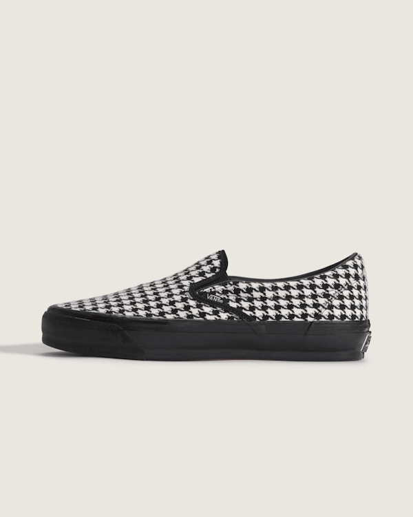 Premium Classic Slip-On Shoe in Houndstooth Black / White| Vans US