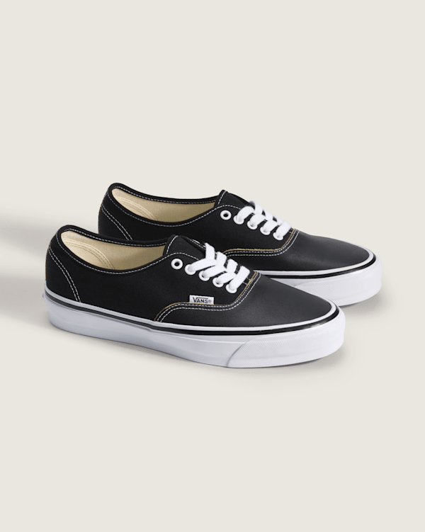OTW Authentic 44 Siped Vibram in Black | Vans
